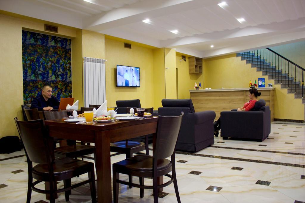 Hotel Feri ティビリシ エクステリア 写真